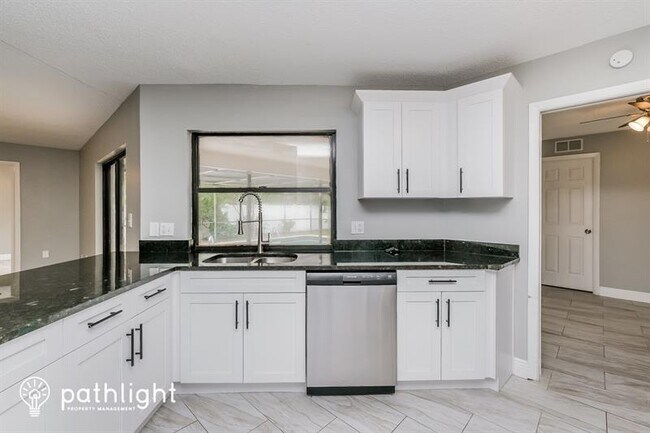 Foto del edificio - 7720 Gibralter Ct N