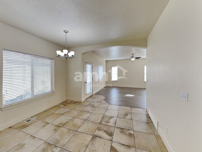 Foto del edificio - 4792 Addison Ave