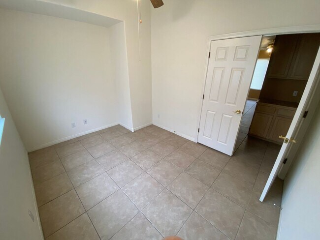 Foto del edificio - 2 bed/ 2 bath home located in Peccole Ranch