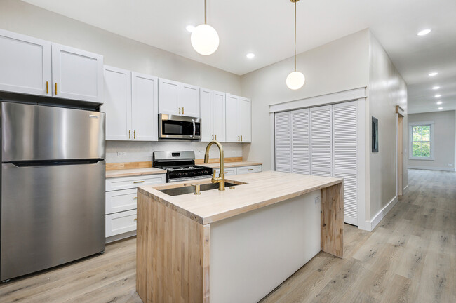 Kitchen - 1621 W Balmoral Ave