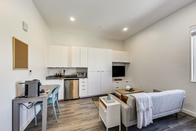Building Photo - New Luxury Apartment at Artthaus Six. 3 mo...