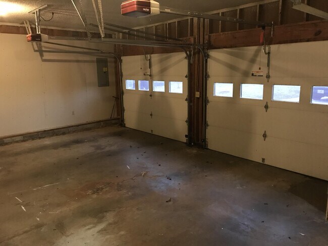 Building Photo - 8453 Lanewood Cir