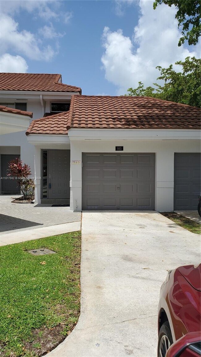 Foto del edificio - 985 NW 93rd Ave