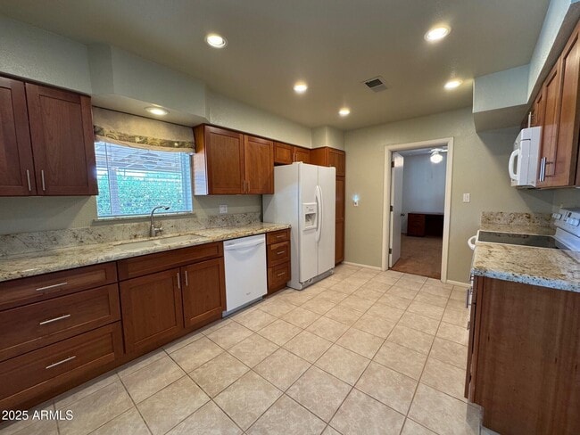 Building Photo - 3625 E Garden Dr