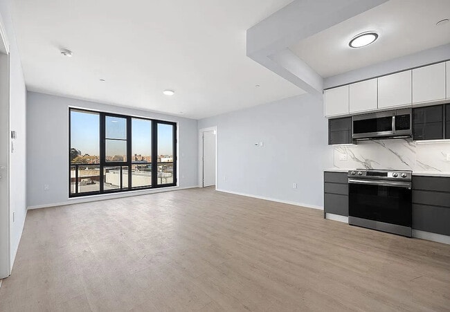 Building Photo - 2654 E 18th St