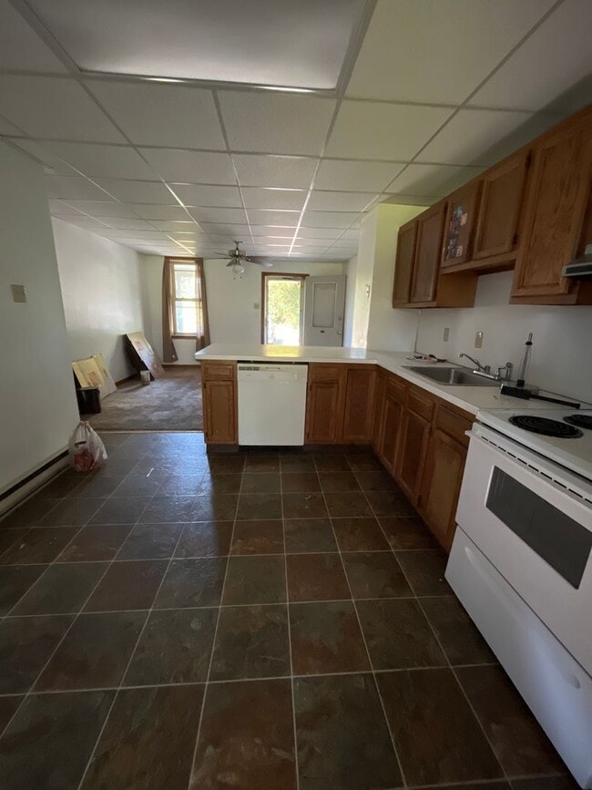 Building Photo - Spacious two-bedroom townhome in Stockerto...