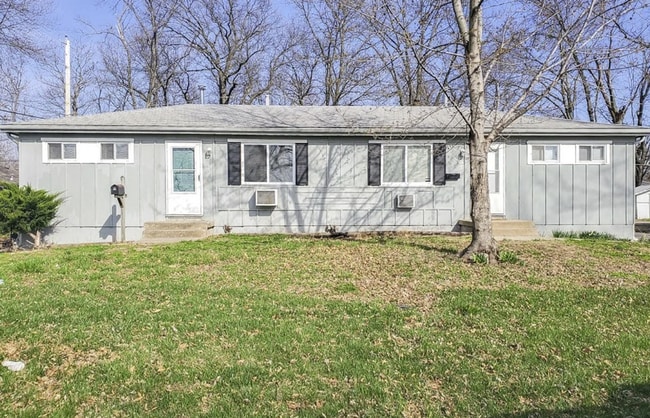 Foto del edificio - Beautiful Mission Duplex — Hardwood Floors, Off-Street Parking & Pet-Friendly! 1/2 off Second Mon...