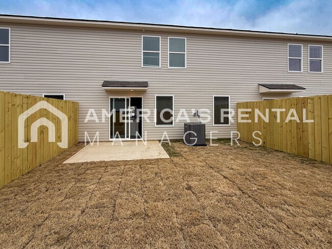 Building Photo - Escape to Lakeside Living in Lincoln! DEPO...