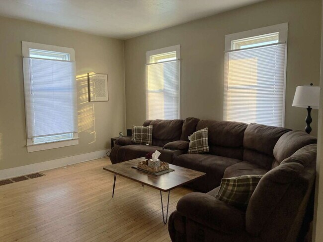 Building Photo - 4 Bed 2 Bath close to UWEC!