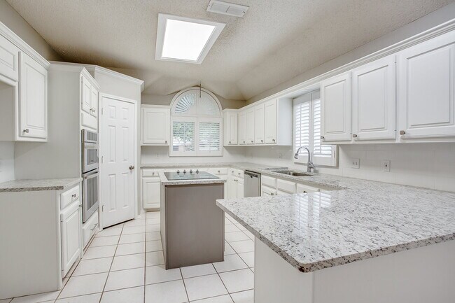 Building Photo - Newly Remodeled Prestigious Home!!