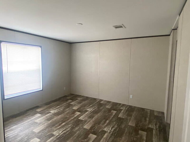 Building Photo - Wonderful, modern 3 bedroom 2 bath mobile