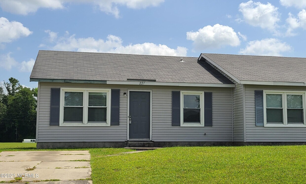 221 Appaloosa Dr, Jacksonville, NC 28540 Townhome Rentals in