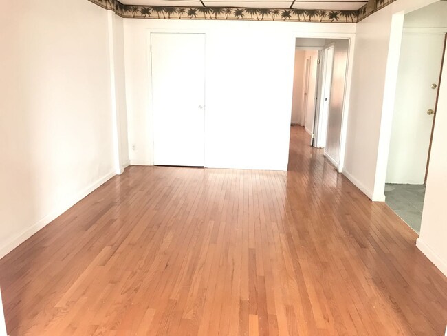 Foto del edificio - 6027 Myrtle Ave