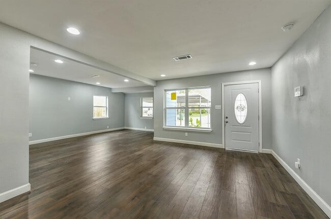Building Photo - 10106 Cathedral Dr