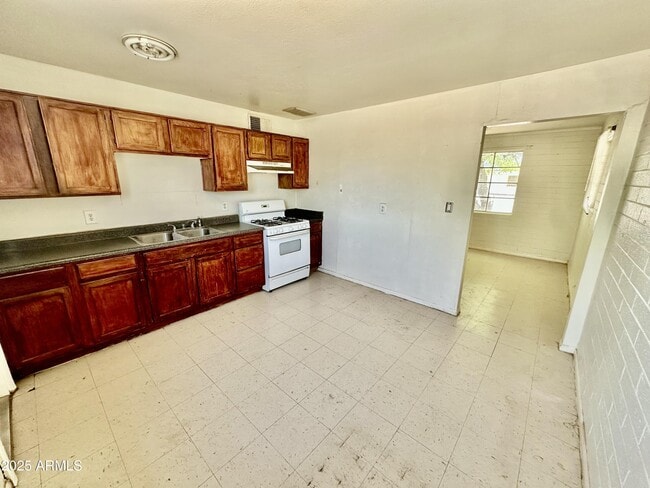Building Photo - 4832 S 37th Ave