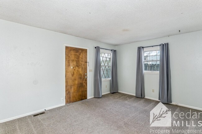 Building Photo - Southside 2 Bedroom Duplex