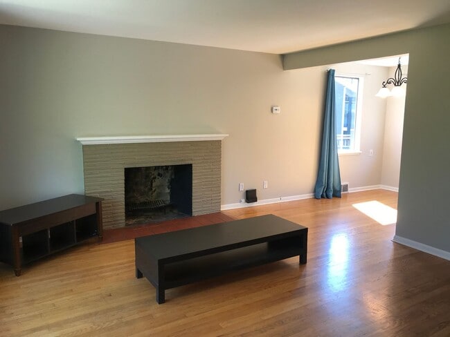Building Photo - Adorable 3-Bedroom House Near University V...