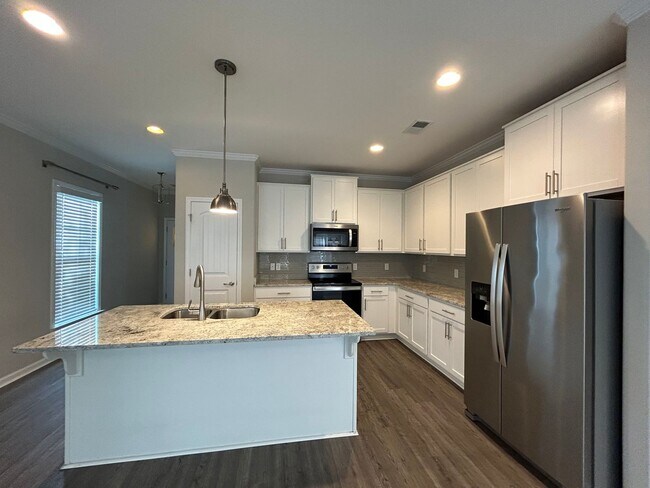 Foto del edificio - Spacious End Unit in Prime Location!