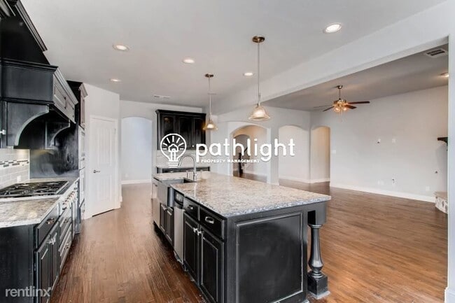 Building Photo - 4 br, 3.5 bath House - 708 Patio Street UNIT