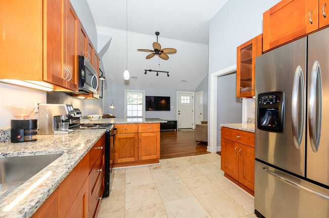 ¡Cocina con sala de estar de diseño abierto y techo abovedado! - 2660 Roslyn Ave