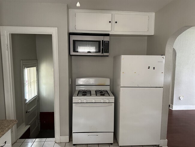 Foto del edificio - 2 br, 1 bath House - 2015 West Wilson Avenue