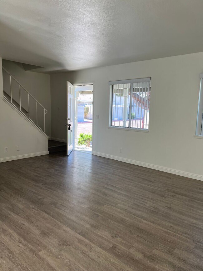 Foto del edificio - Downstairs End Unit  Townhouse- OPEN HOUSE...