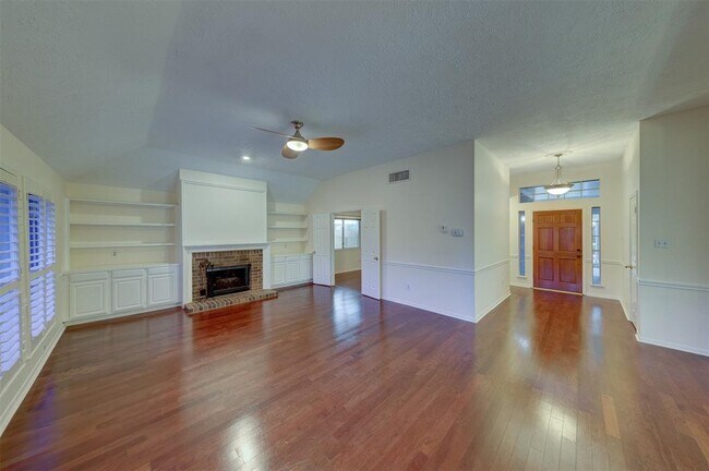 Foto del edificio - 14330 Little Willow Walk