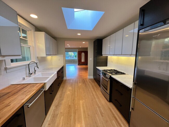 Building Photo - CHARMING TWO BED / ONE BATH HOME ONE BLOCK...
