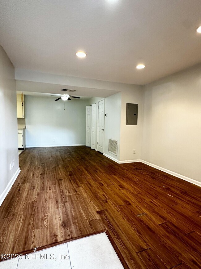 Foto del edificio - 2821 Searchwood Dr
