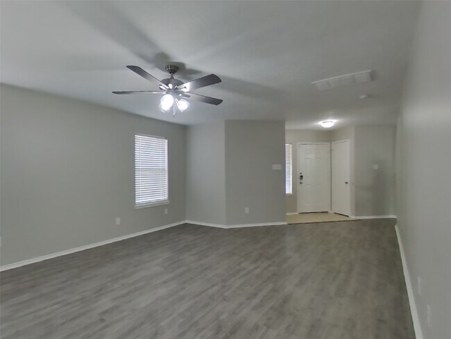 Foto del edificio - 7215 Lazy Summer Ct