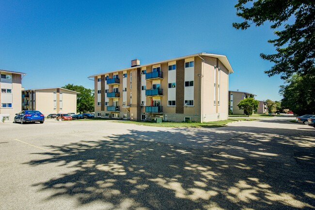 Photo du bâtiment - Woodford Apartments