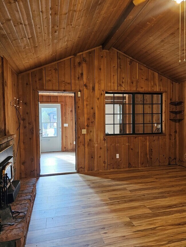Foto del edificio - Charming 2-Bedroom + Office Home with Rece...