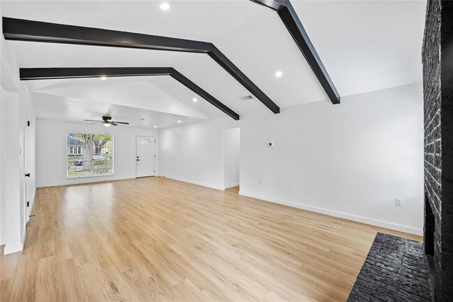 Building Photo - 2207 Southern Oaks Dr