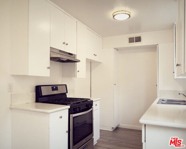Foto del edificio - 16037 Vanowen St