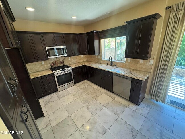 Foto del edificio - 573 Yarrow Dr
