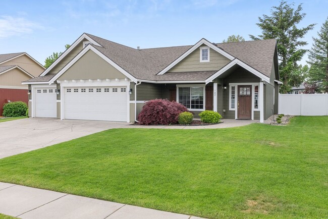 Building Photo - 3 Bedroom Home with a 3 Car Garage in Deer...