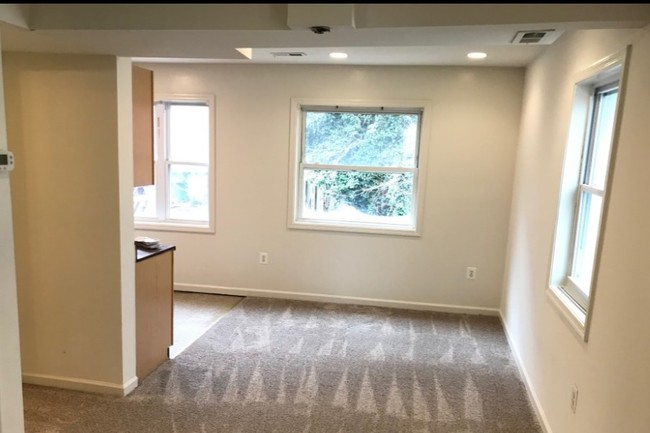 Living room - 1345 Morris Rd SE