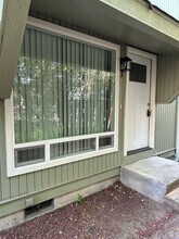Building Photo - 1527 Santiam Rd SE