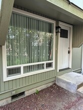 Building Photo - 1527 Santiam Rd SE