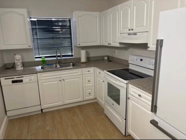 Kitchen - 2876 Somerset Park Dr
