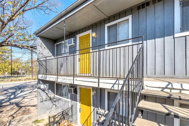 Foto del edificio - 903 Springdale Rd