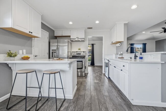 Building Photo - 1607 Malibu Dr