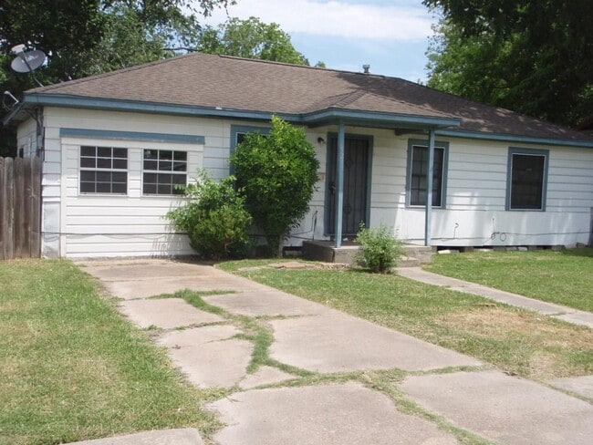 Fachada principal. Hay 2 entradas para vehículos. - 5213 Carmen St