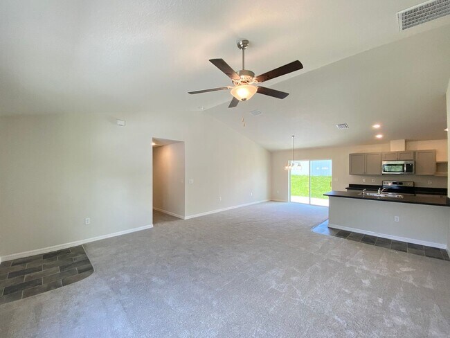 Building Photo - $700 off first month's rent! - Desirable Citrus Springs Neighborhood 3/2/2