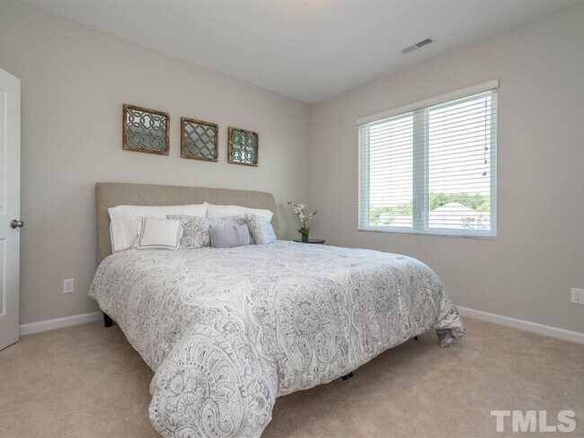 Foto del edificio - Room in 3 Bedroom Townhome at Wolf Cub Ct