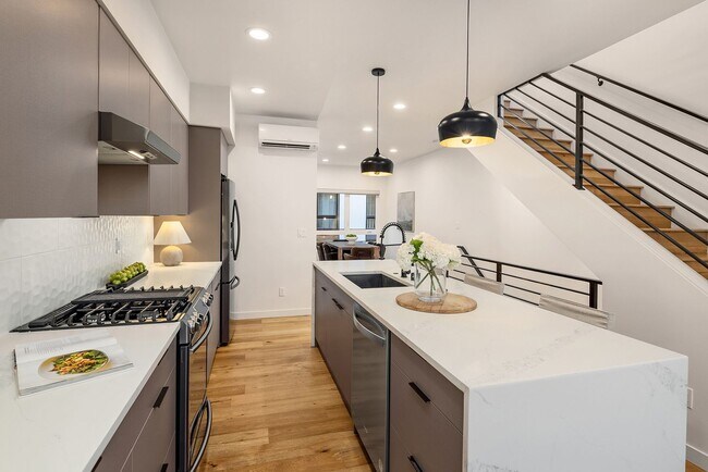 Building Photo - Beautiful New Townhome in Mapleleaf!