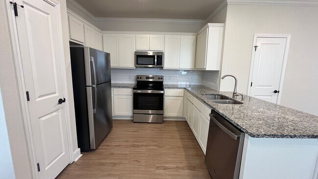 Building Photo - Lynwood Village Townhome - Move-in Ready