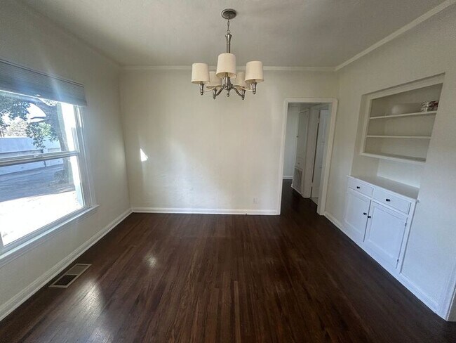 Foto del edificio - 10023 Silverton Ave