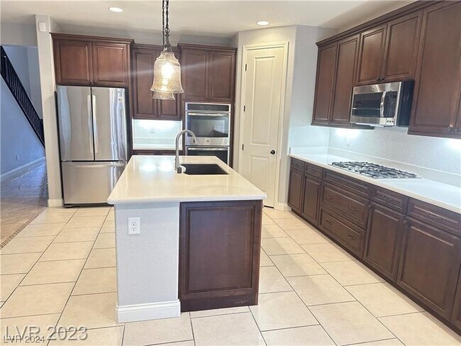 Building Photo - 5635 Shadow Bend Dr
