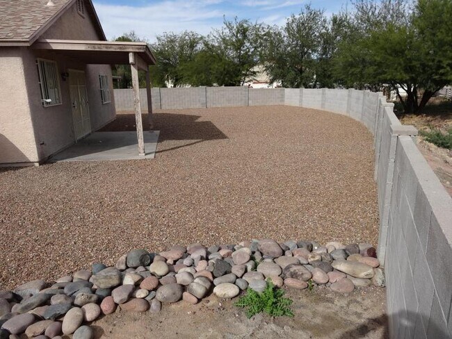 Foto del edificio - 4 Bedrooms & 2 Baths with Big Back Yard an...